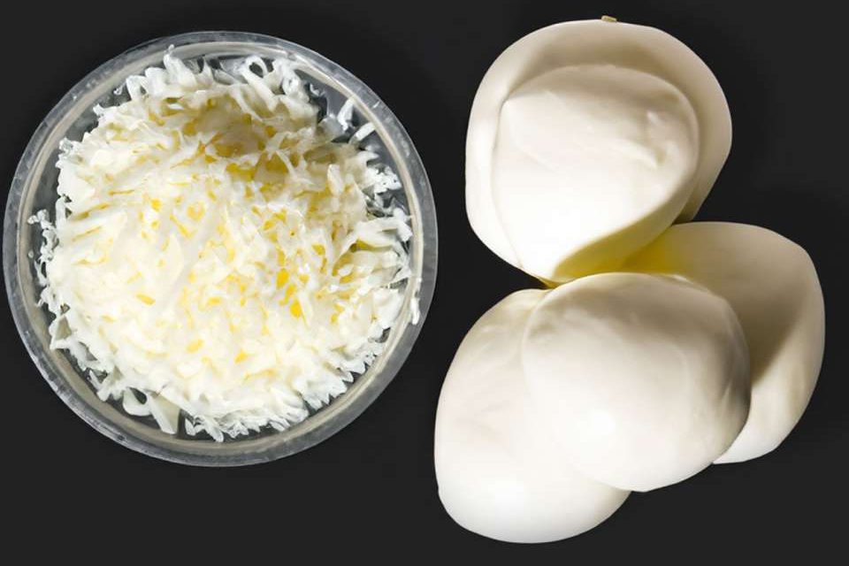 Mozzarella fresca y queso rallado
